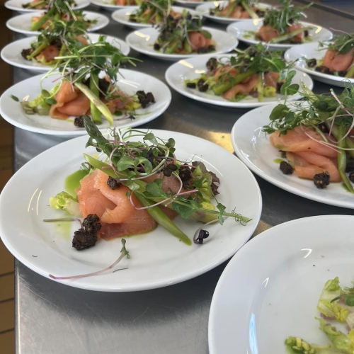 Lækker forret med røget laks og grønt fra Trines-Kitchen ved Ellinge Forsamlingshus.