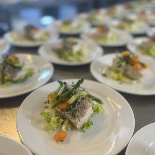 Anretning af forret som del af catering ved konfirmation afholdt i Ellinge forsamlingshus, mellem Odense og Nyborg