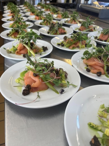 Lækker forret med røget laks og grønt fra Trines-Kitchen ved Ellinge Forsamlingshus.