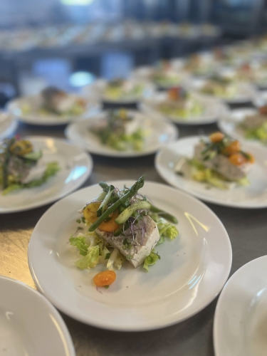 Anretning af forret som del af catering ved konfirmation afholdt i Ellinge forsamlingshus, mellem Odense og Nyborg