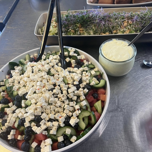 Lækker salat serveret som del af catering i Nyborg